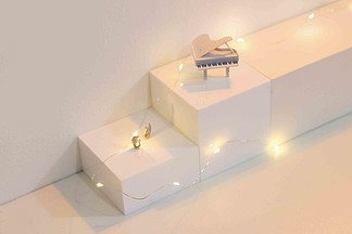 静物摄影钢琴装饰品灯光简约素材