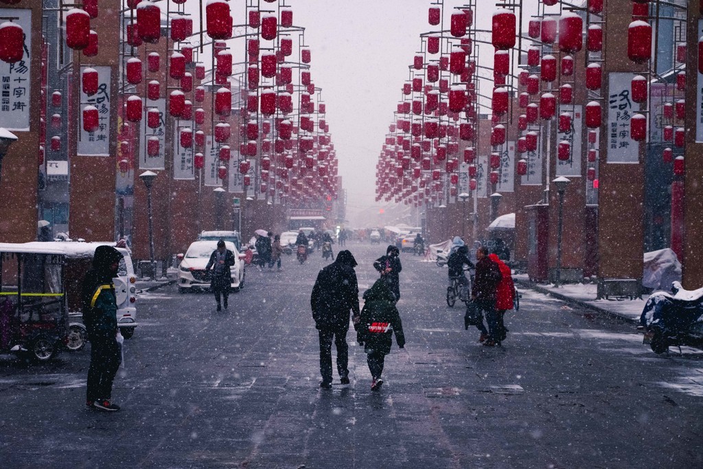 父子的亲情在雪天牵手街道