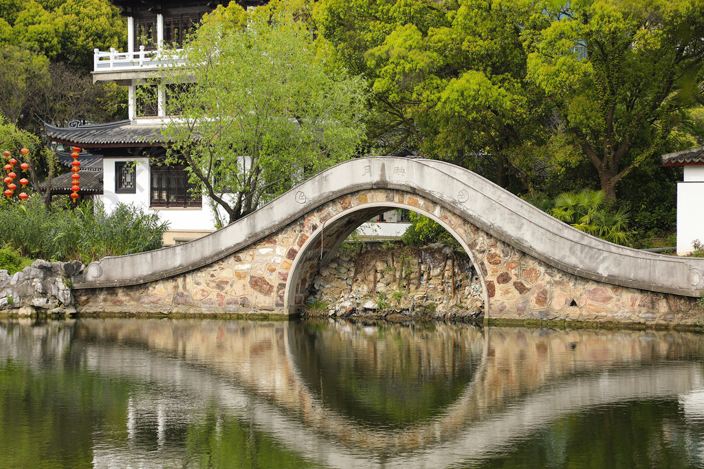 风景摄影城市公园里的拱桥