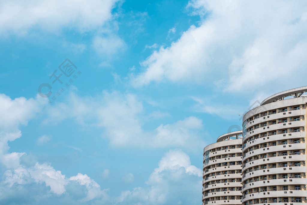 燦爛天氣的藍天白雲城市1