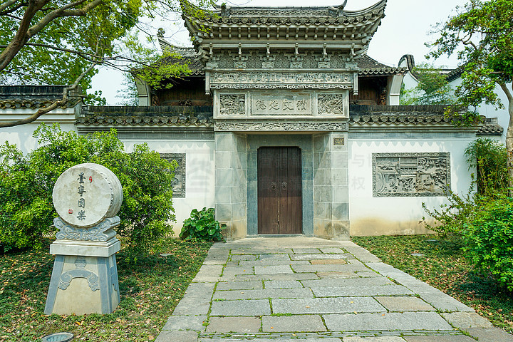 户外古代建筑门前 i