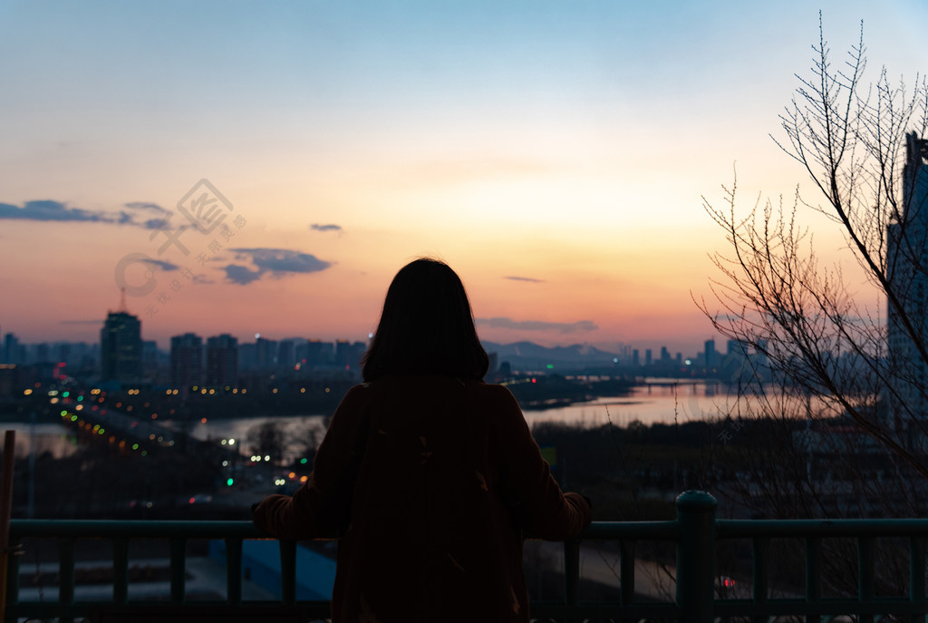 夕陽下山頂上一個人孤獨的望著遠方