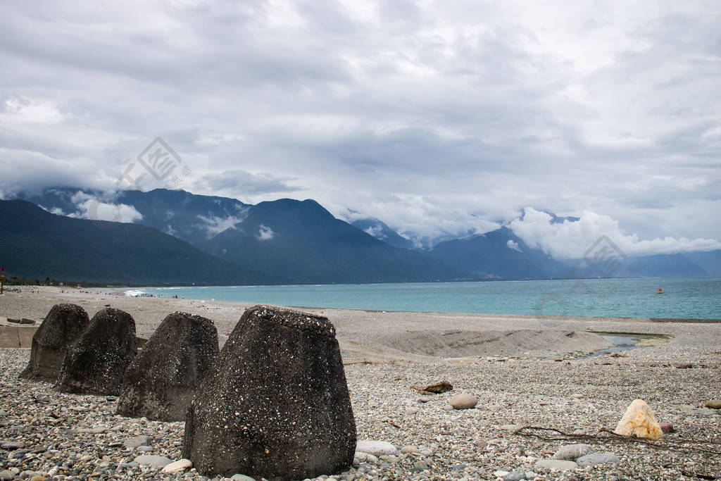 臺灣海邊沙灘石頭中景雲朵高山攝影圖 我眼中的世界