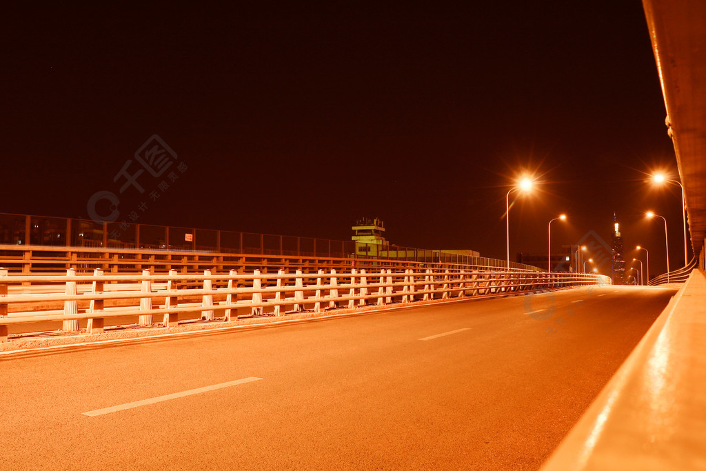 城市里的公路夜景