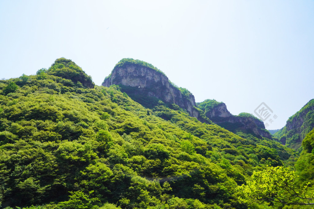 太行山峡谷翠峰摄影图