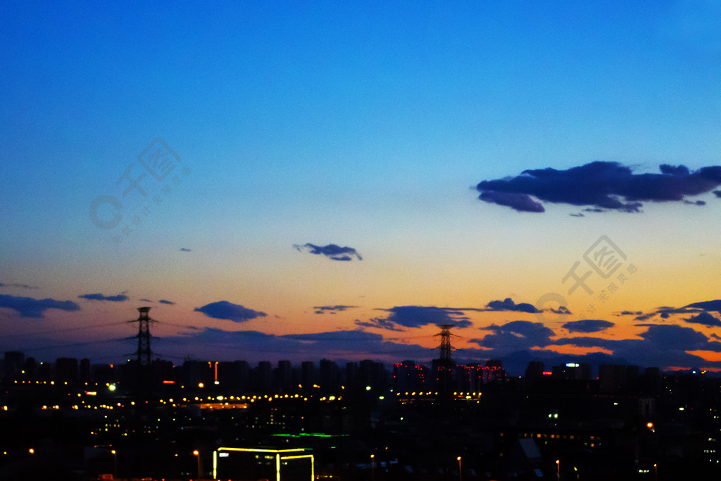 夏天的夜晚霞日落天空城市剪影