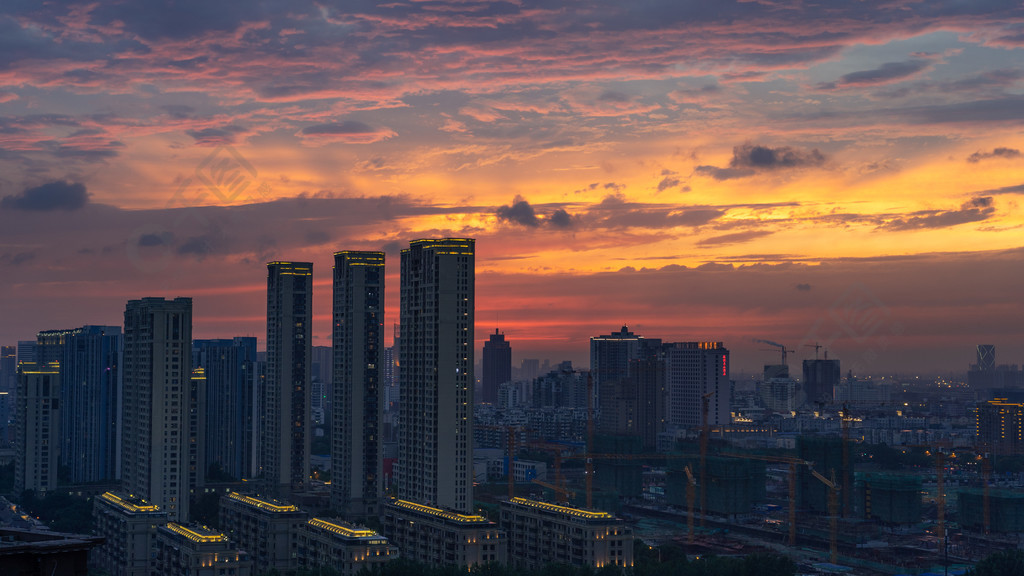 夏天落日夕陽下的城市天際線風景