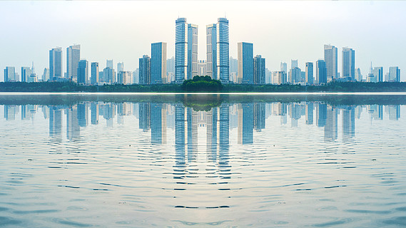 街紅綠燈下人群建築城市正面建築群大景水面倒影城市環境倒影科技2