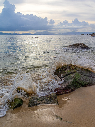 幸福家庭海邊戲水