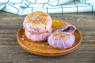 紫薯酥饼甜品摄影图