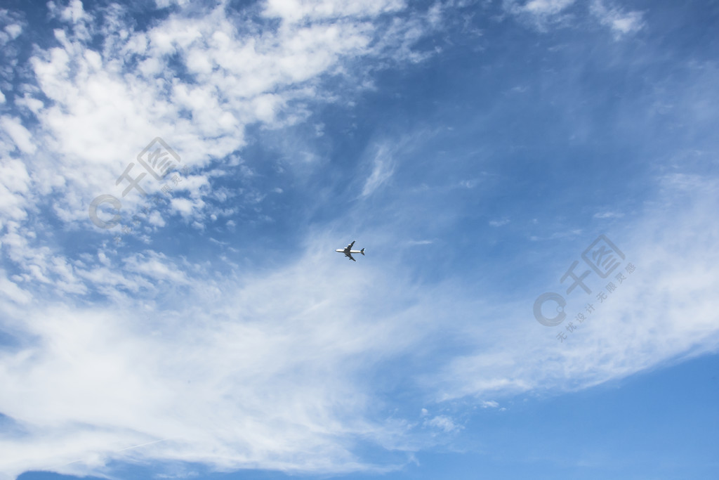 纯净天空蓝天白云和飞机