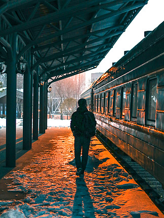 34425傍晚男人在火车站台行走的背影傍晚男人在火车站台行走的背影