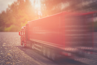 装载欧洲卡车在机动车路在美丽的日落光论道路运输与货运.