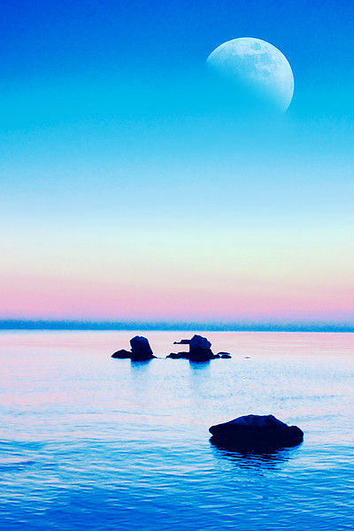 蓝色的大海和天空上空的月亮