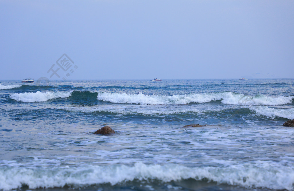 海邊海浪擊打礁石