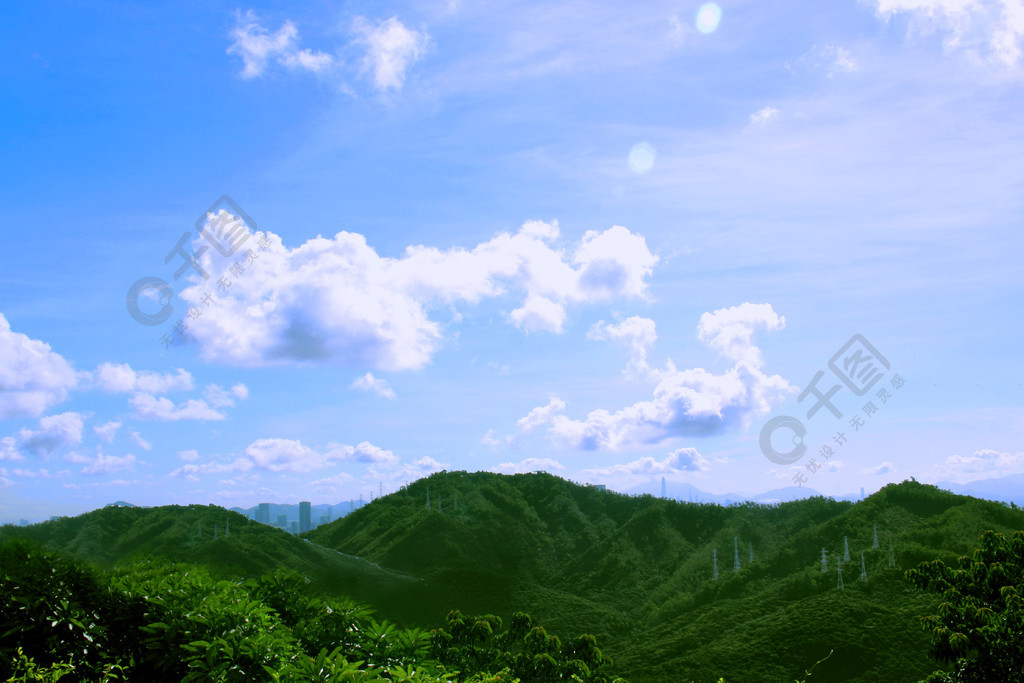 藍天白雲綠色的大山高山