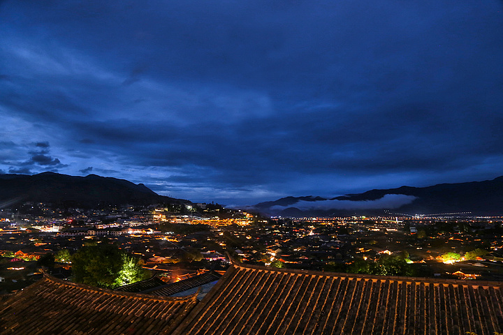 雲南麗江古城夜景最高處全景攝影圖