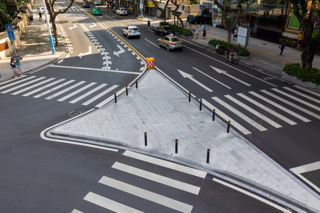 城市斑马线道路交通过马路过街高清摄影图