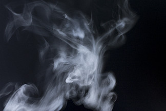 纯色黑色背景中的烟雾素材实拍摄影图