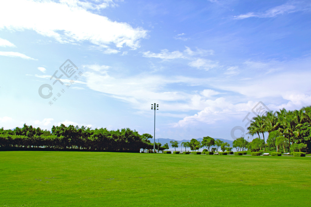 藍天白雲寬廣空曠的綠草坪綠草地