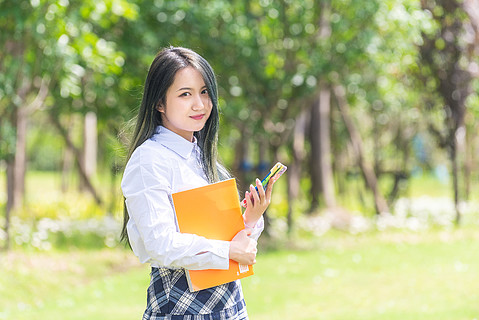 玩智能手机的女大学生