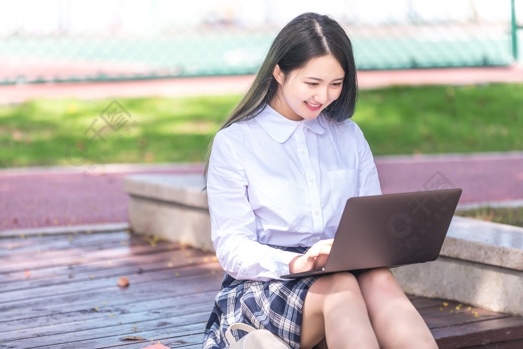 电脑前认真学习的女生