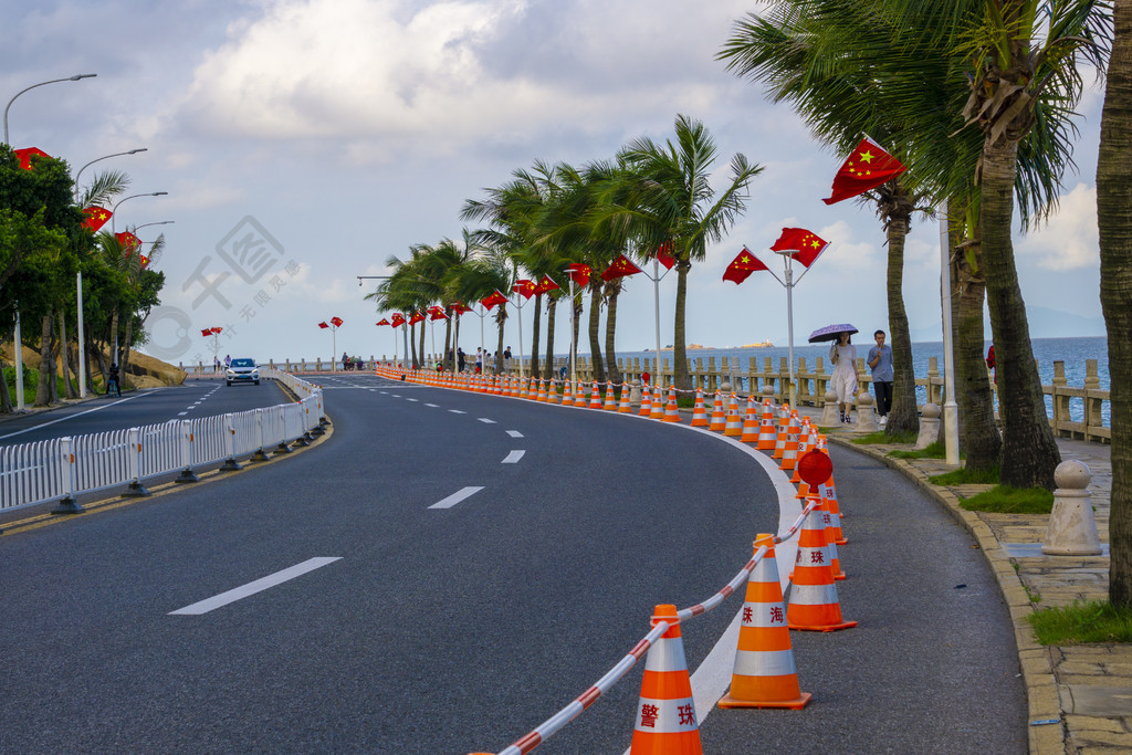 国庆挂满五星红旗的道路街景