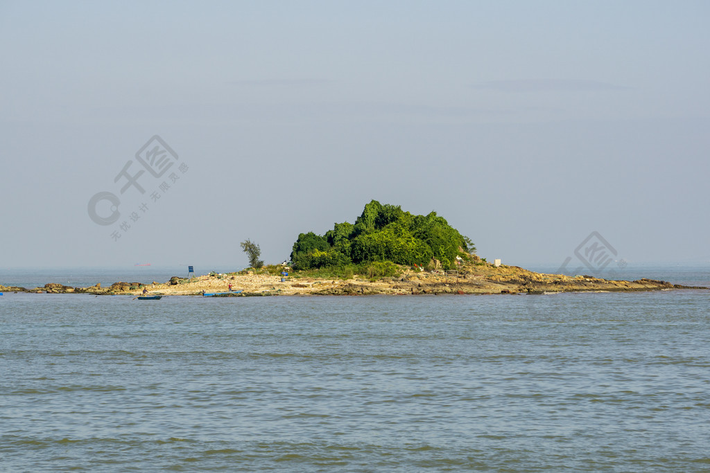 大海中央的島嶼風景實拍攝影圖