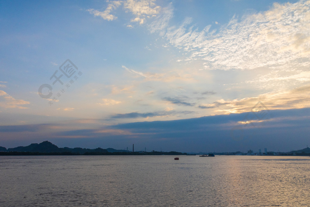 夕阳西下秋季黄昏日落蓝天江面摄影图