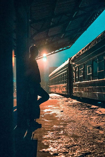 在火车站台等待的男性背影