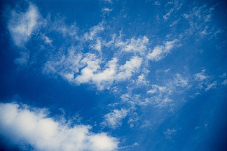 蓝<i>色</i>天空与白<i>色</i>的<i>云</i>