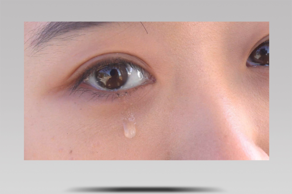 女生哭的照片眼睛图片