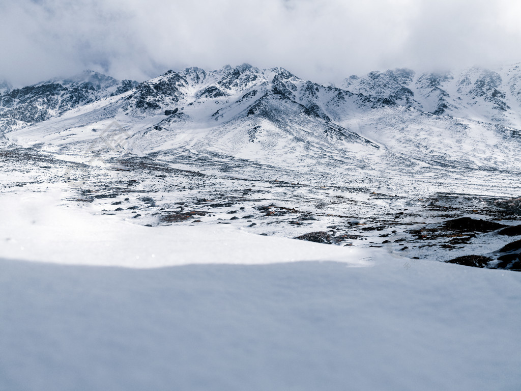 青海崑崙山脈雪山主峰白色雪山冬季