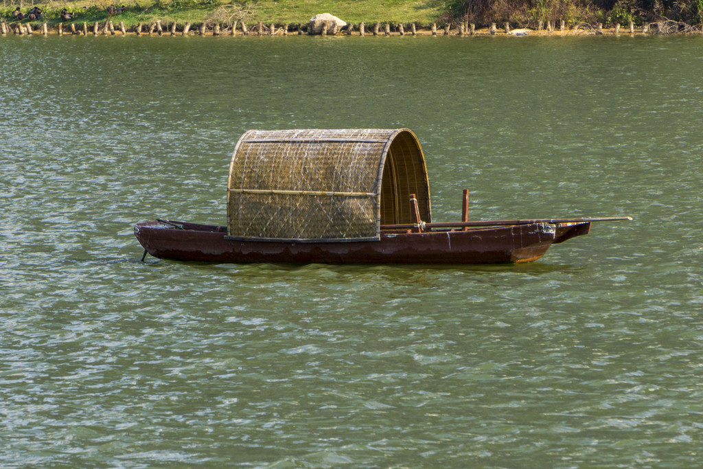 乡村湖泊的小木船摄影图