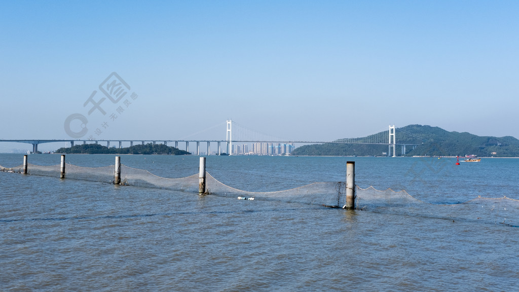 藍天白雲虎門大橋下海水