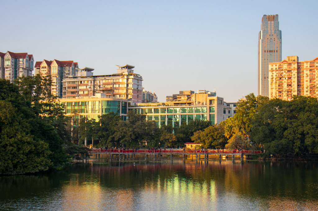 冬日城市建築東山湖公園九曲橋遠景