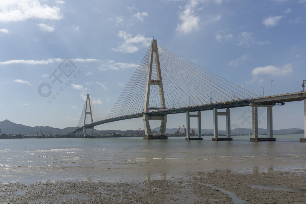 汕头城市地标海湾大桥摄影图