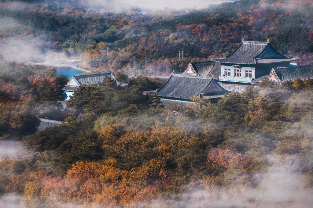 秋景山中的寺廟雲霧繚繞燒香拜佛