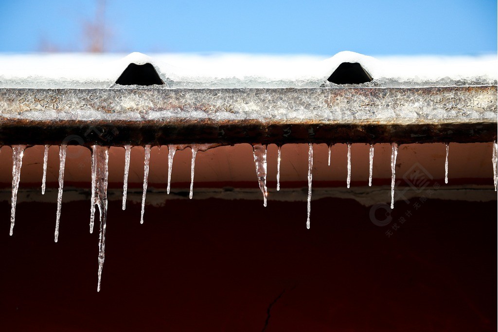 冬季雪景屋檐堆积冰柱冰凌大寒节气