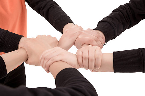 三人交叉互握商业,伙伴关系,合作和手势的概念— —商人和女商人握手