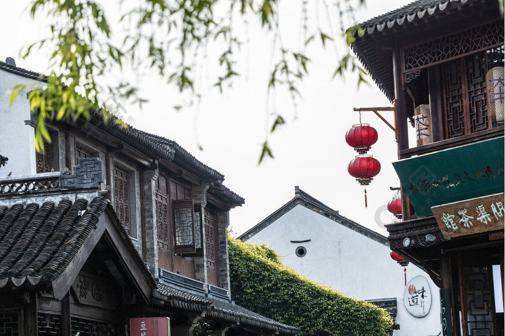 清明节户外古建筑雨后风景