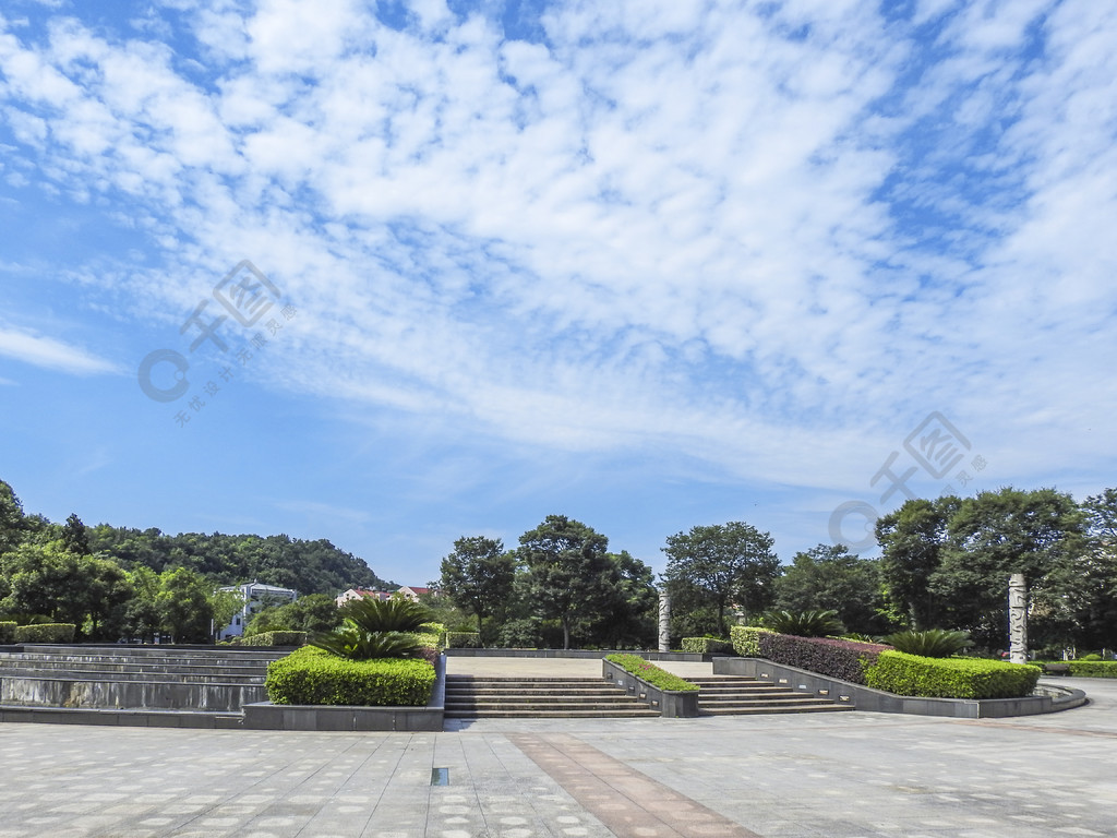 藍天白雲公園植物攝影圖