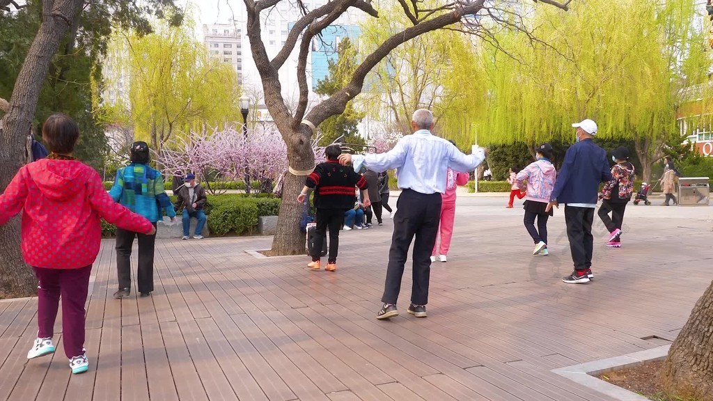 實拍公園中跳舞的老人們視頻素材