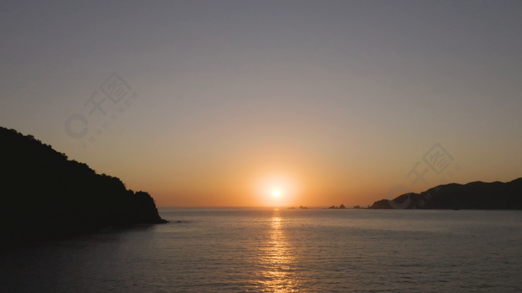 山水之間的海上日出