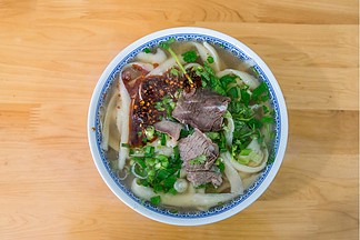 口味清淡的清真 i>牛 /i> i>肉 /i>刀削麵