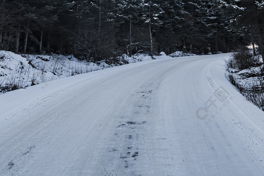 铺满雪的雪地公路