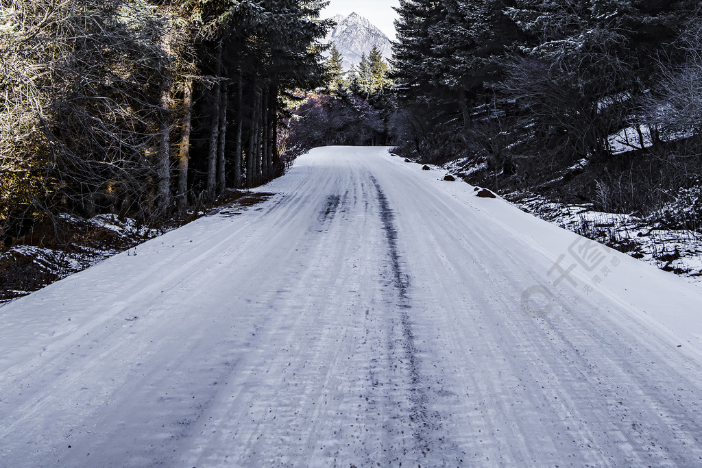 铺满雪的雪地公路