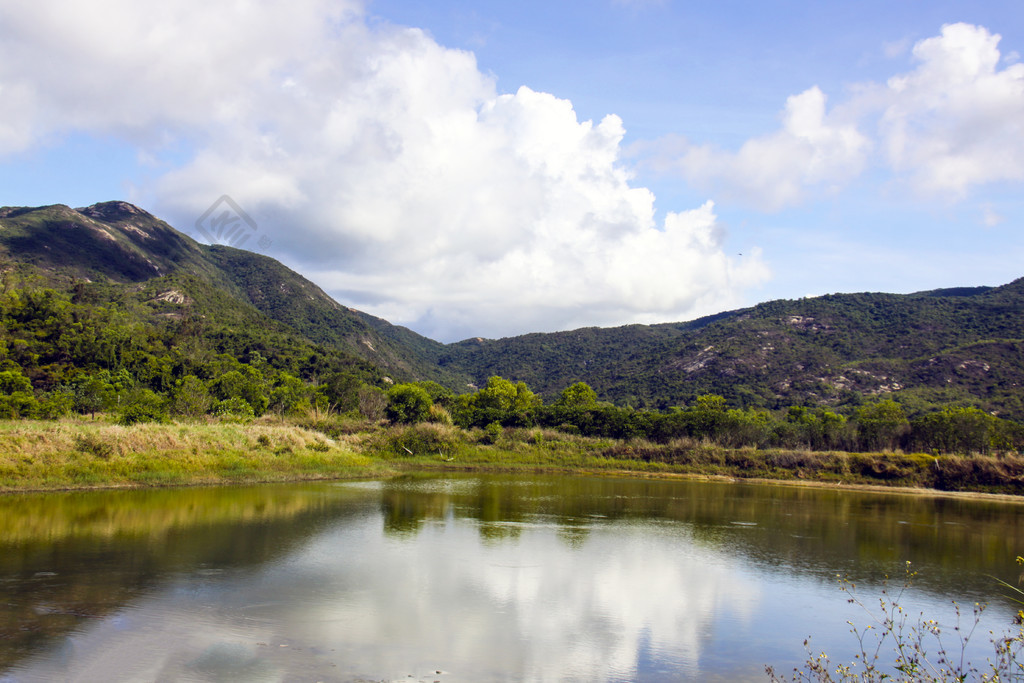 夏日郊外藍天白雲青山碧水平靜湖面上的倒影