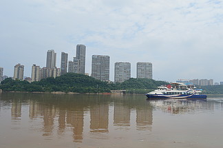 江边河边的城<i>市</i>风景远景建筑水面倒影轮渡