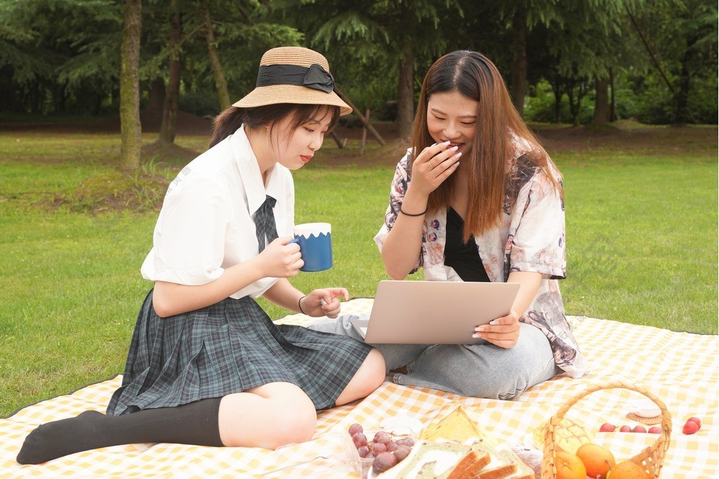 女孩子聚餐的照片图片